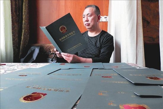 南充農(nóng)民發(fā)明家 廢木堆里刨出10余項(xiàng)專利